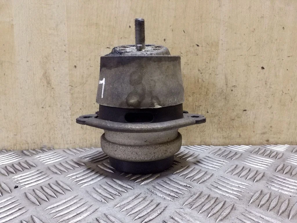Engine mount bracket 7L8199131A
