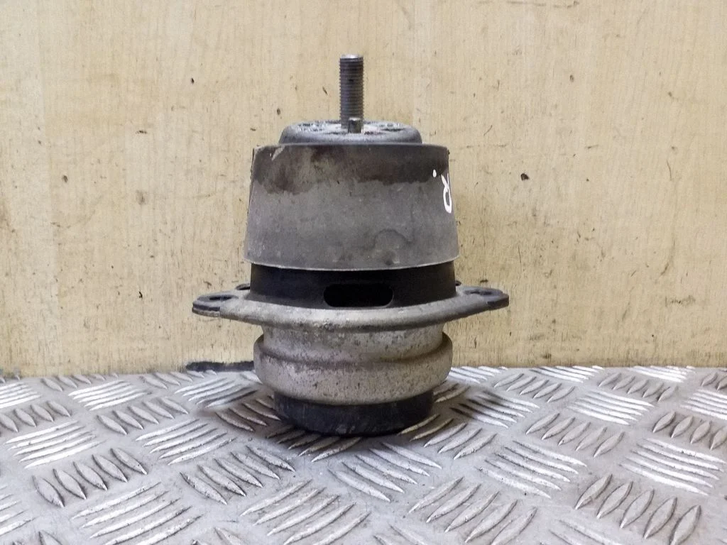Engine mount bracket 7L8199131A