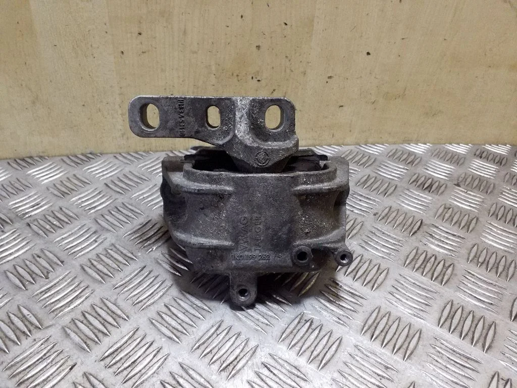 Engine mount bracket – Skoda Octavia Mk2 (1Z) (2004-2013)