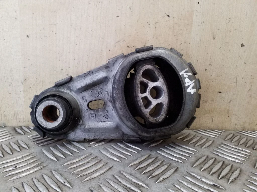 Engine mount bracket 112380006R