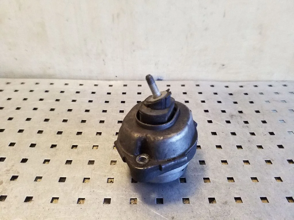 Engine mount bracket 675844402