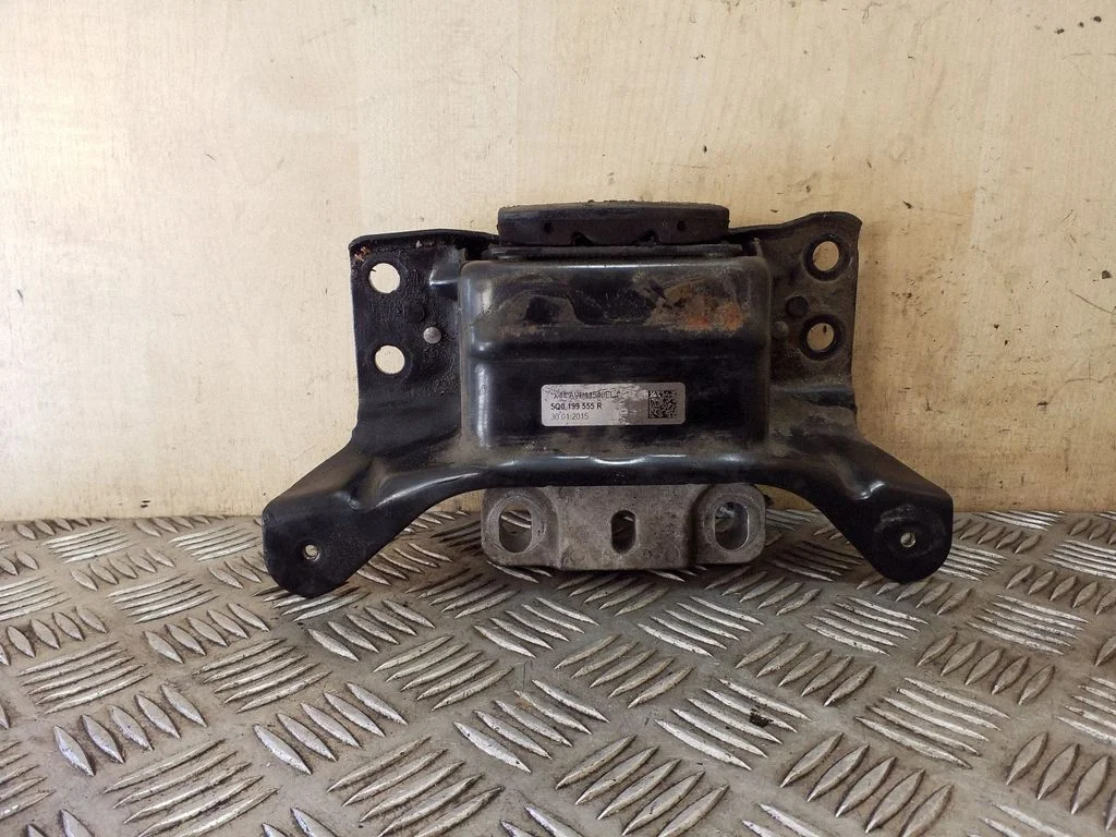 Engine mount bracket 5Q0199555R