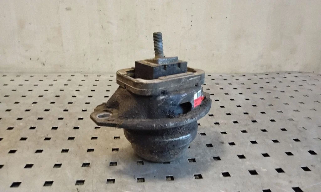 Engine mount bracket KKB500441G