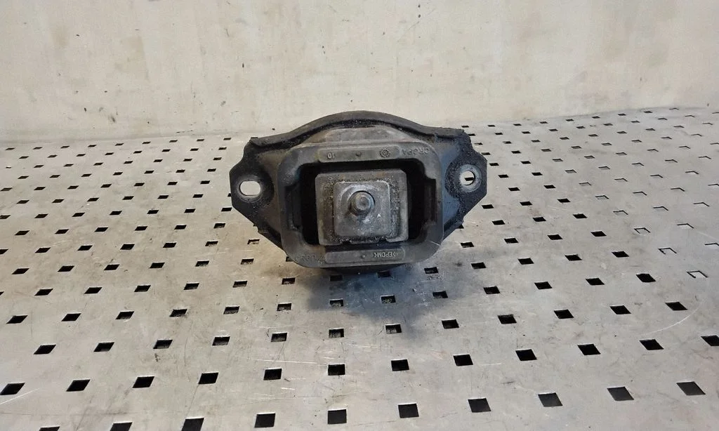 Engine mount bracket KKB500441G