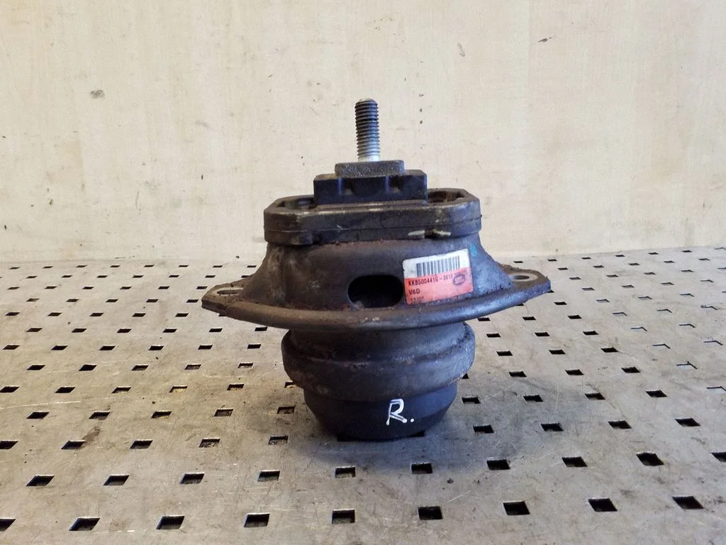 Engine mount bracket KKB500441G