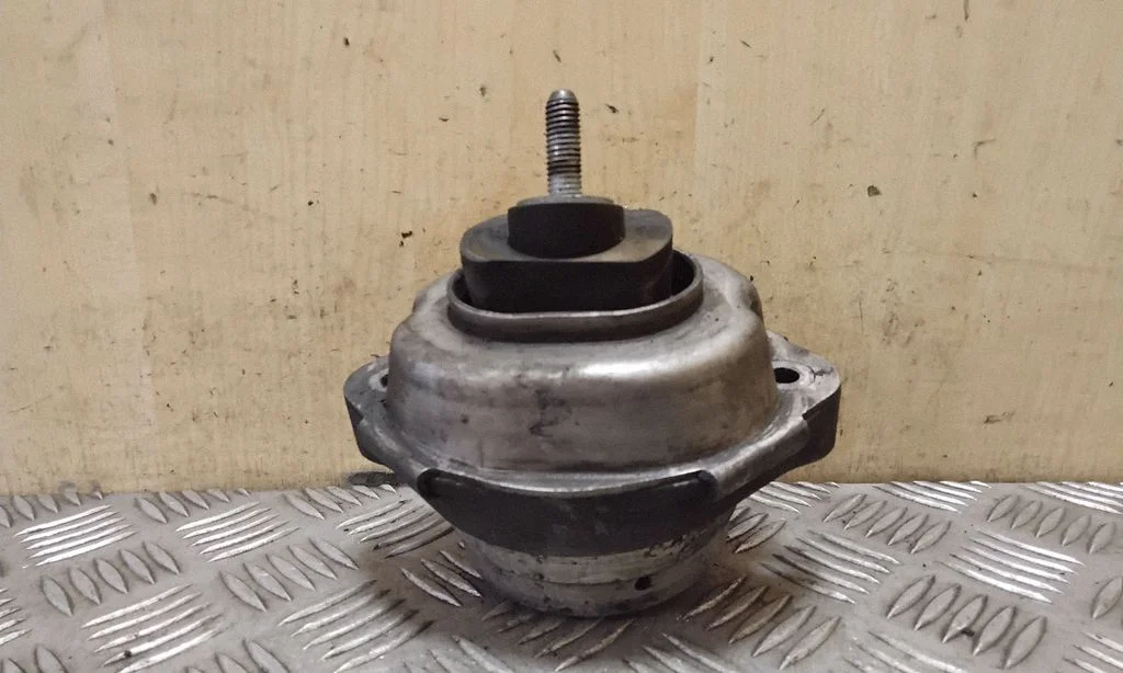 Engine mount bracket 67584401