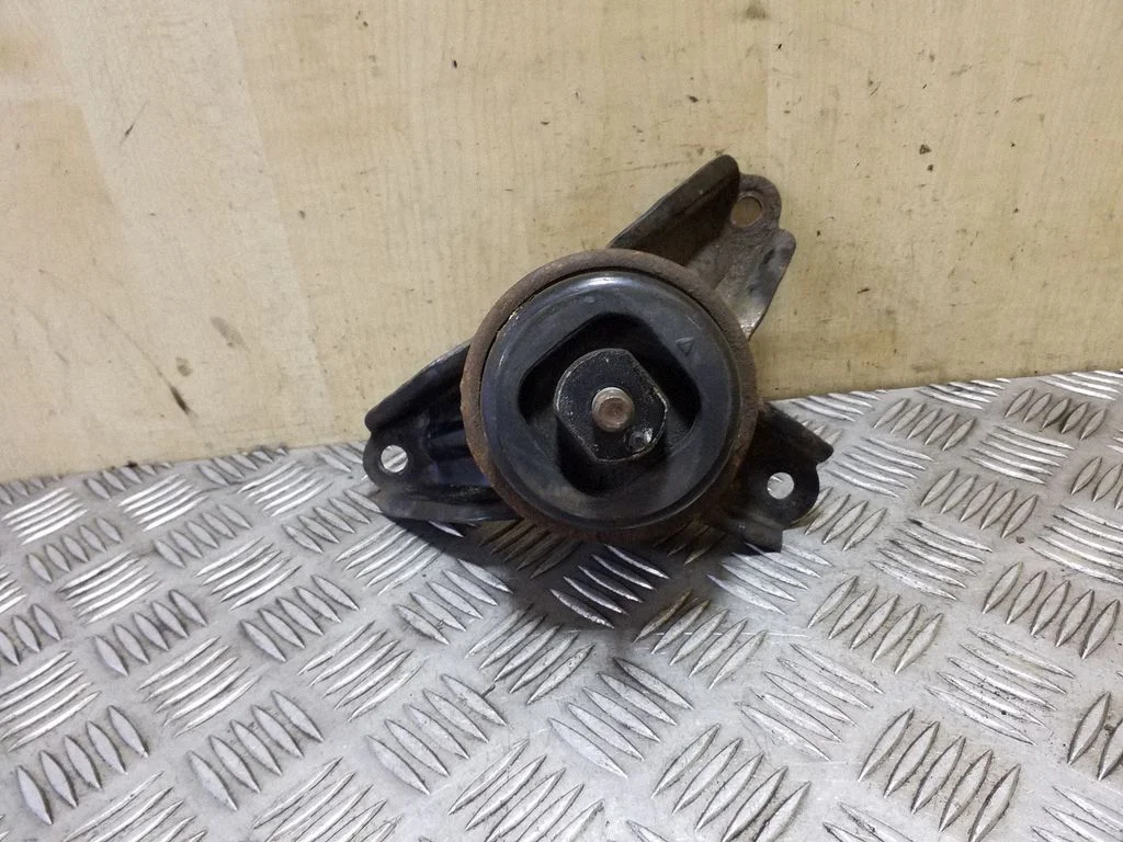 Engine mount bracket – front right