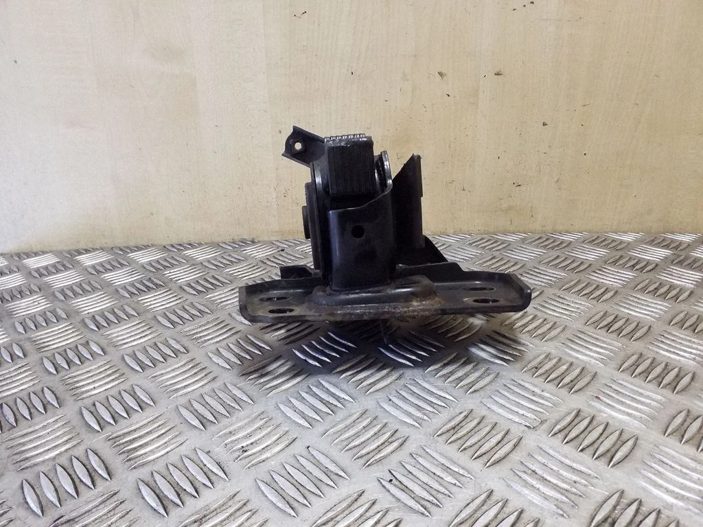 Engine mount bracket AV92185