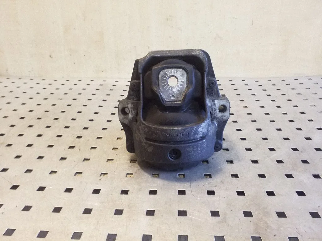 Engine mount bracket 8R0199381