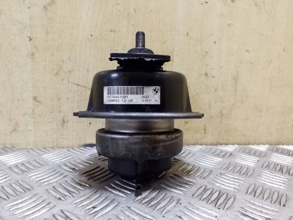 Engine mount bracket P678441601