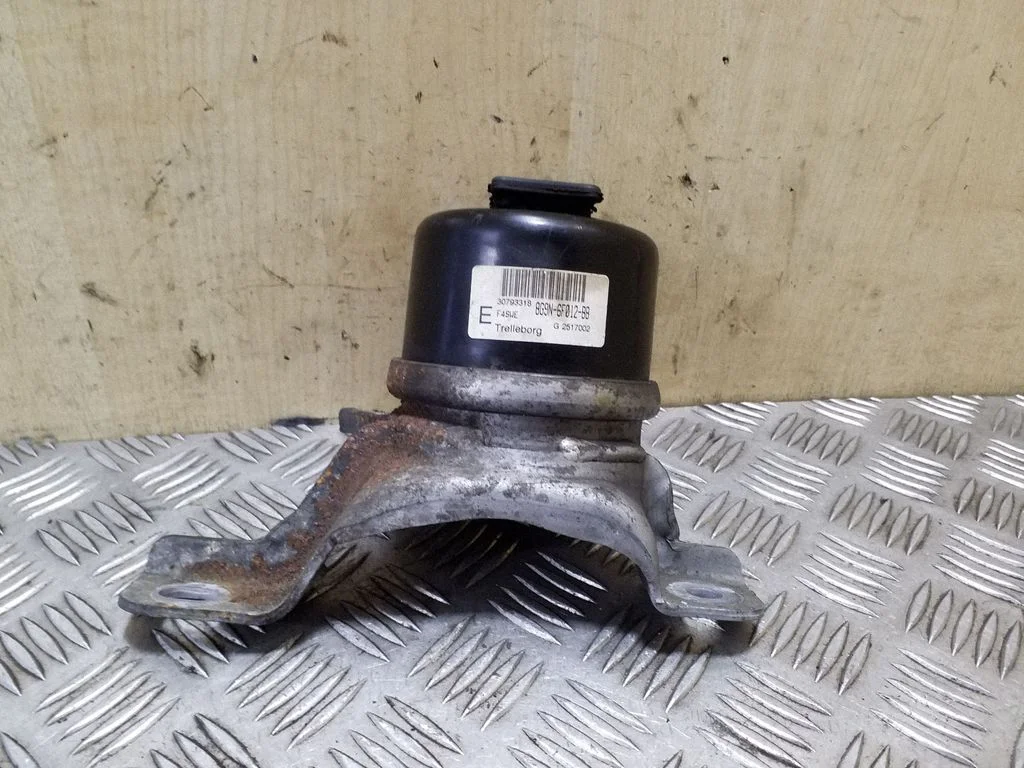 Engine mount bracket 30793318