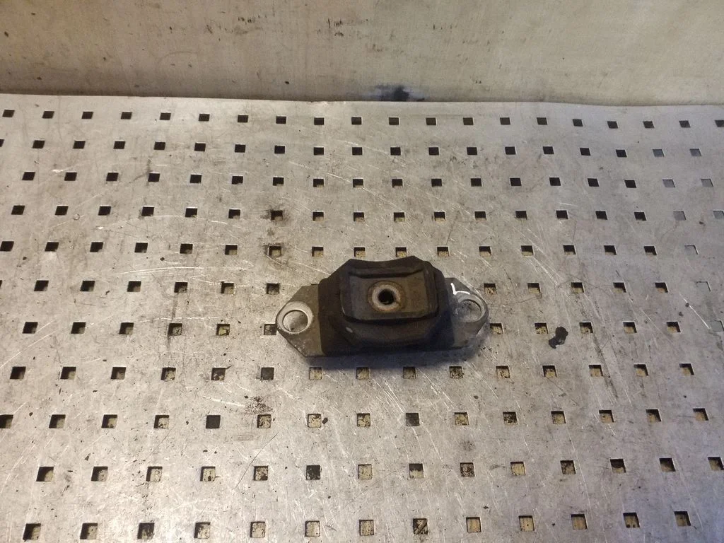 Engine mount bracket – left
