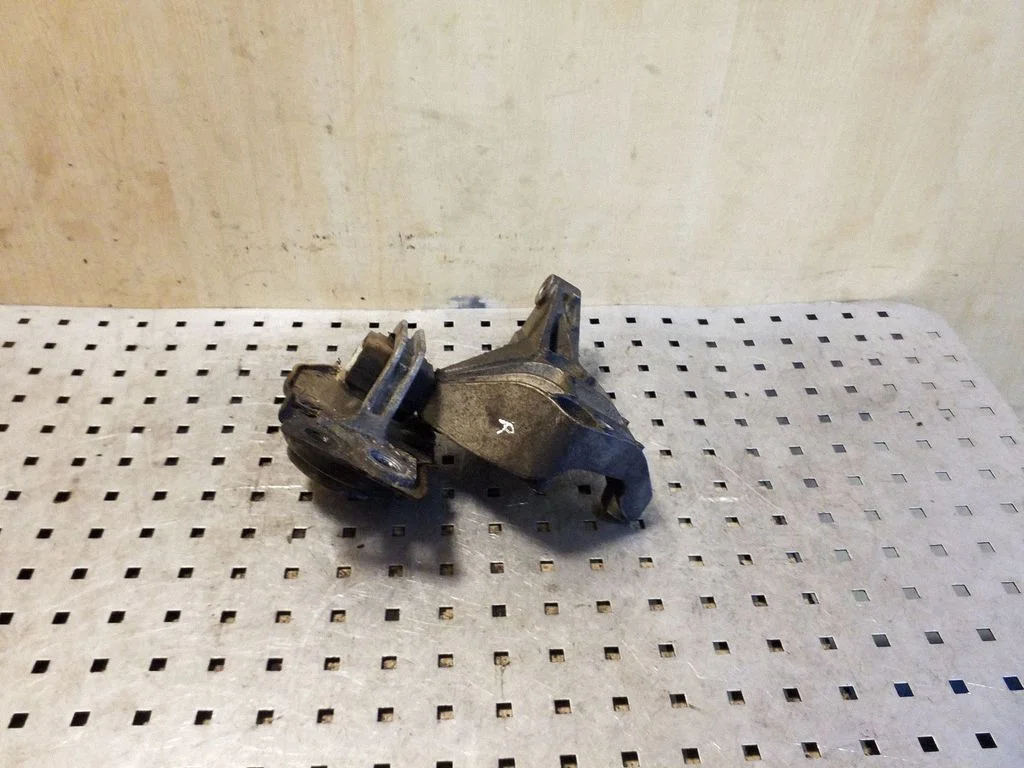 Engine mount bracket DD130407
