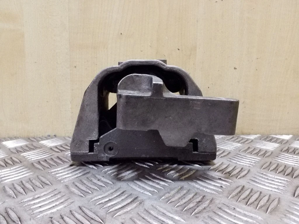Engine mount bracket 1J0199262CB