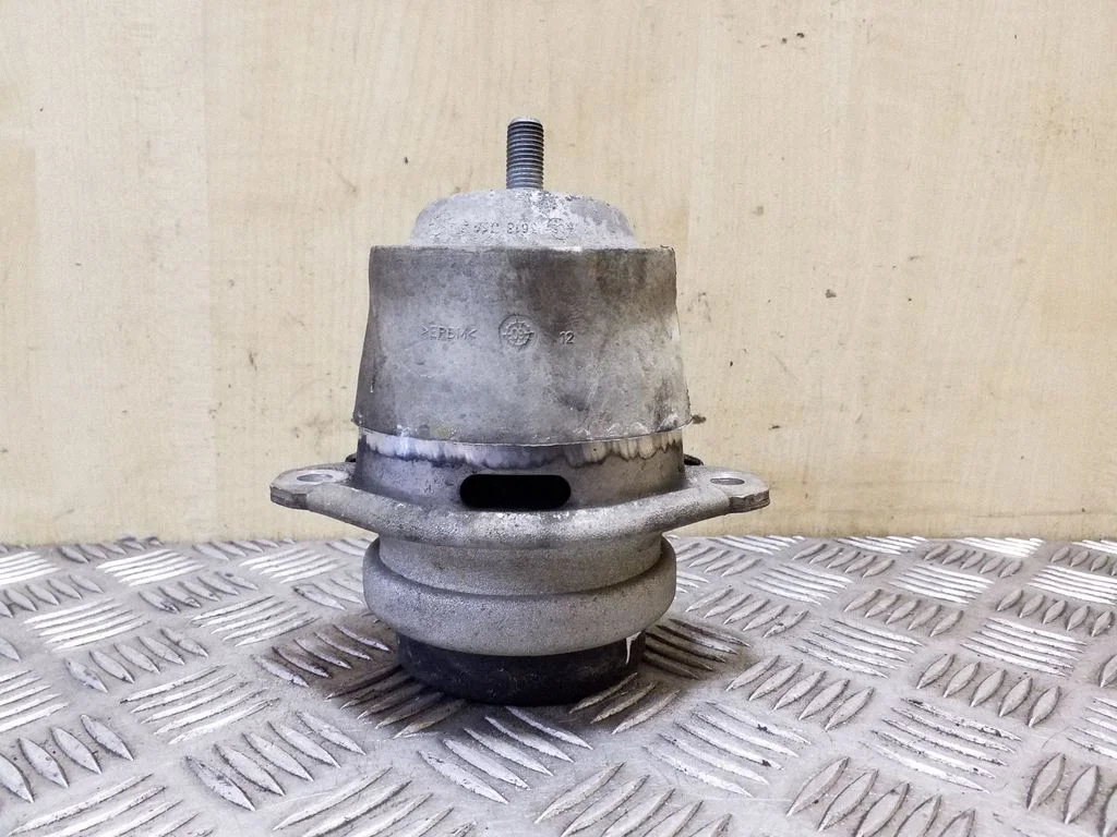 Engine mount bracket 7P6199131D