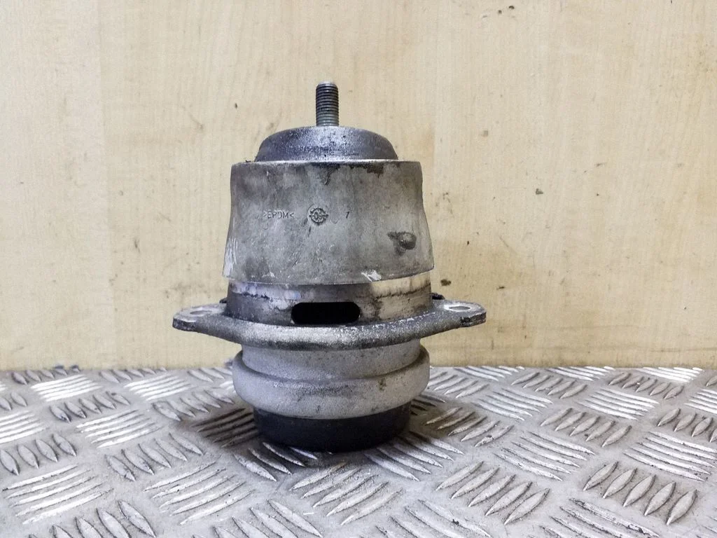 Engine mount bracket 7P6199131D
