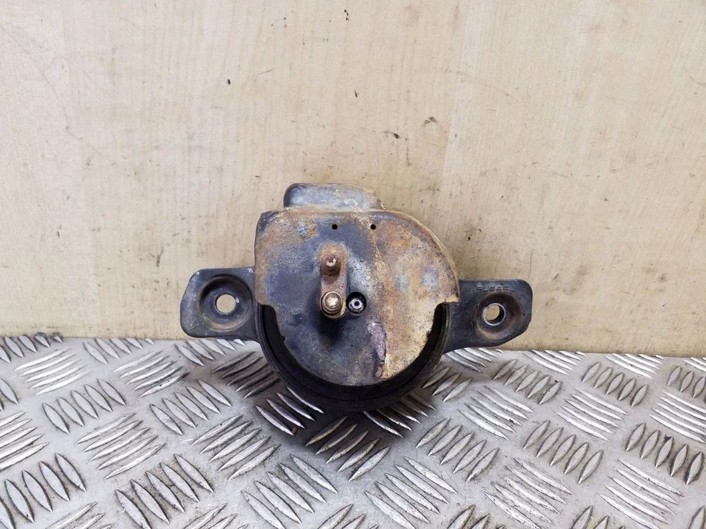 Engine mount bracket – right