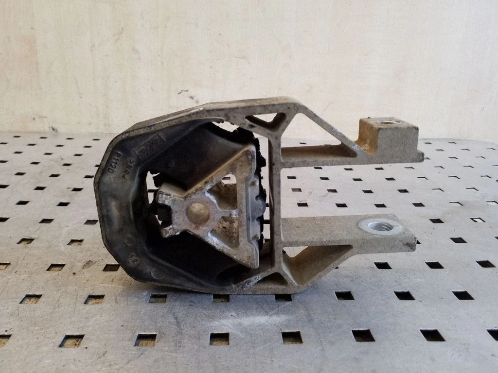 Engine mount bracket AV616P082AB