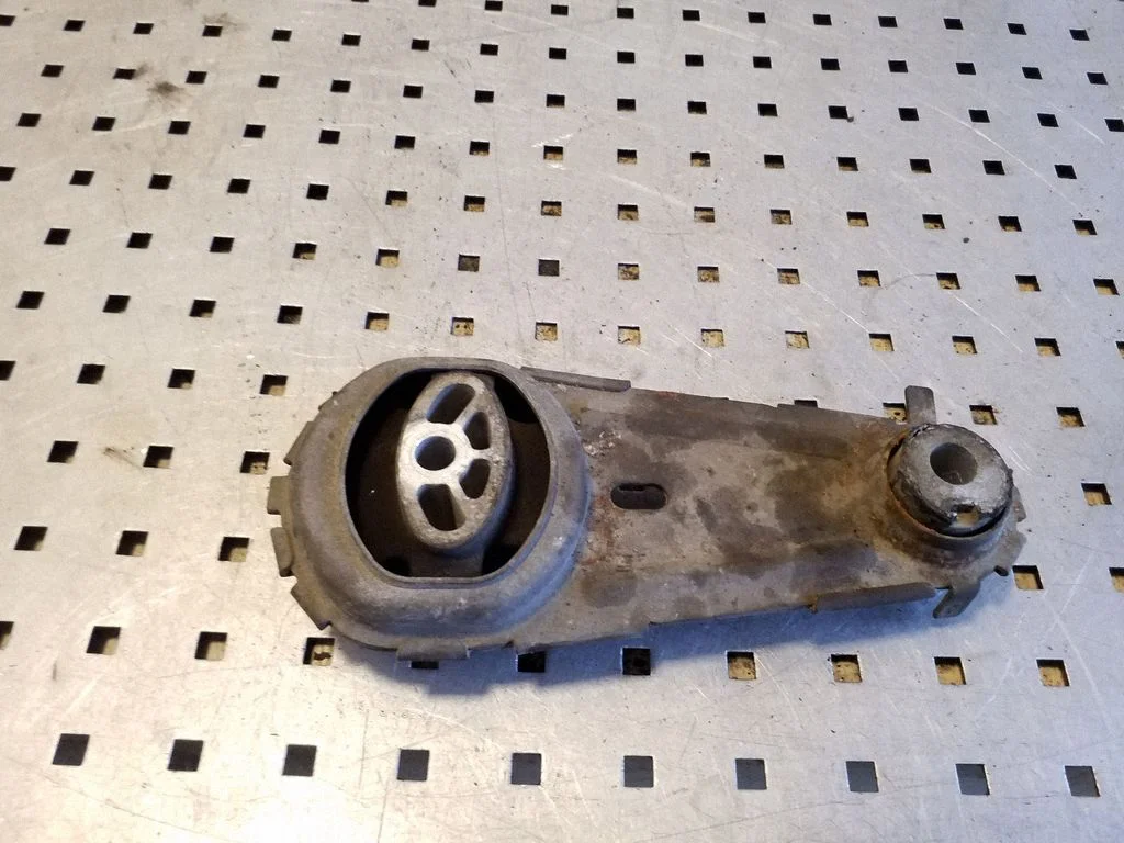 Engine mount bracket 112380295R
