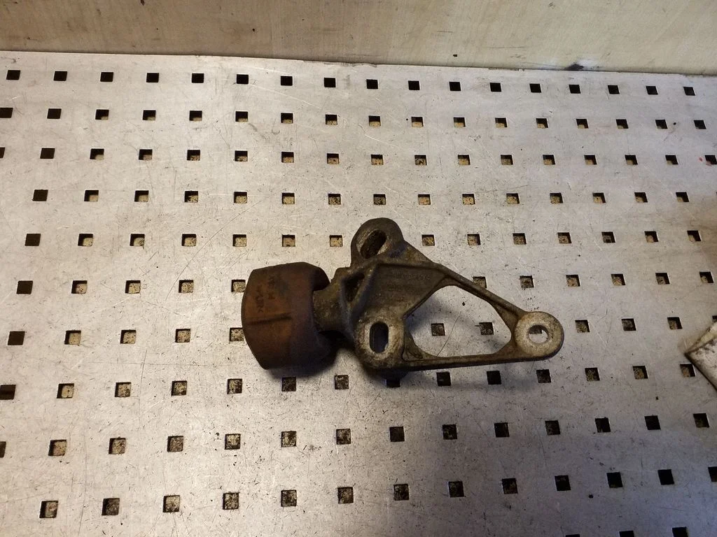Engine mount bracket 8K0199343C