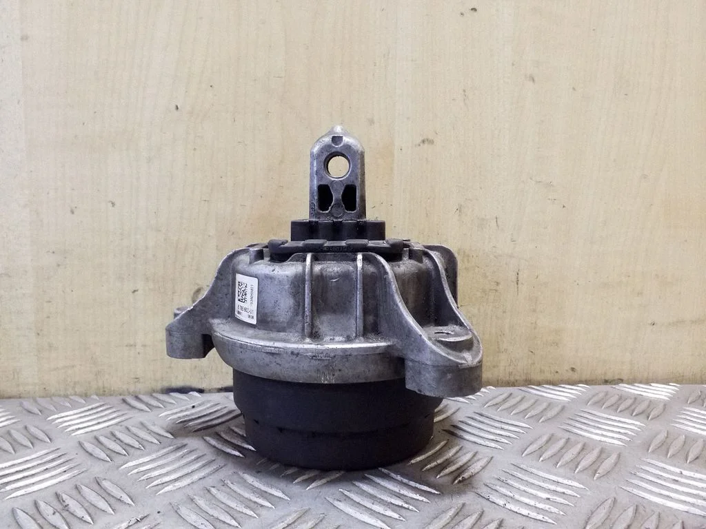 Engine mount bracket 6785602