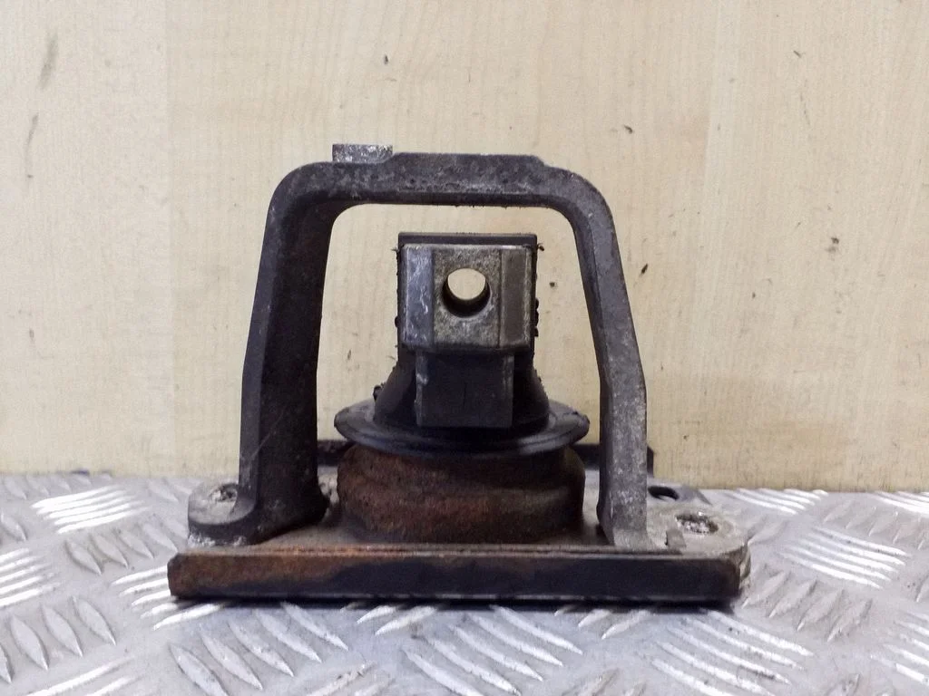 Engine mount bracket 8200378211