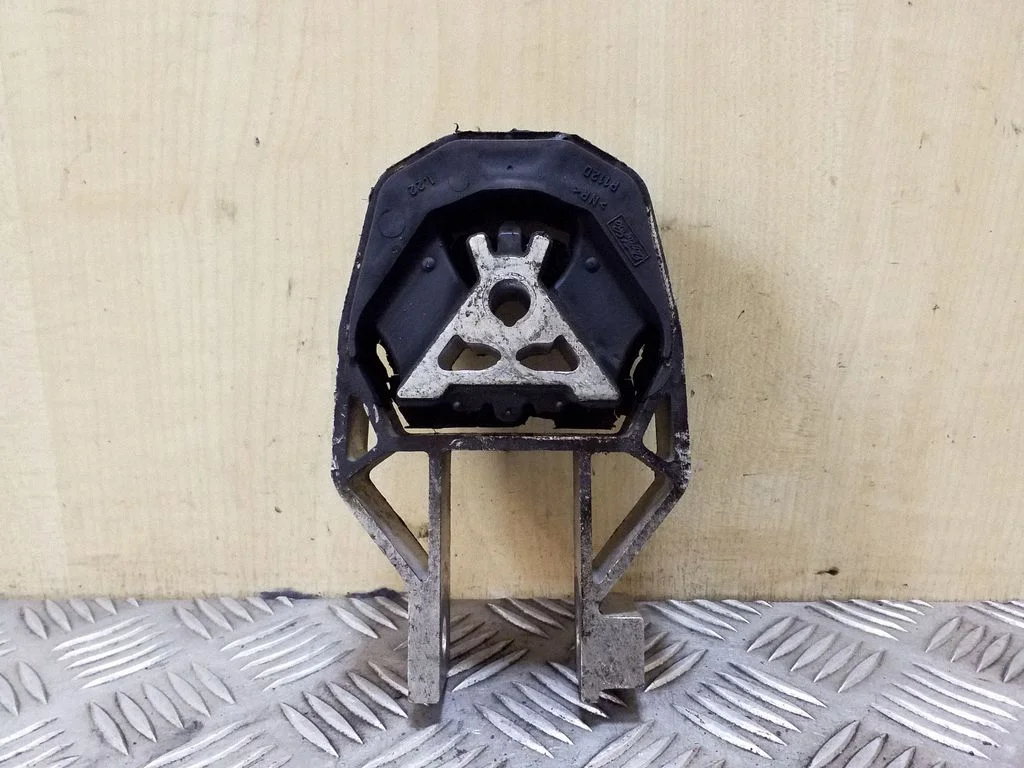 Engine mount bracket – Ford Kuga II (2013-2019)