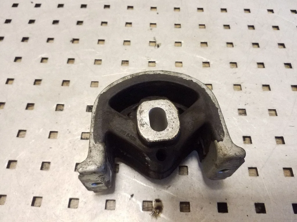 Engine mount bracket