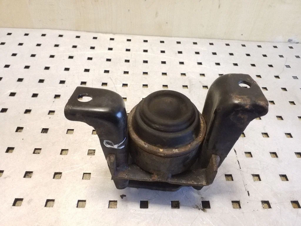 Engine mount bracket – right