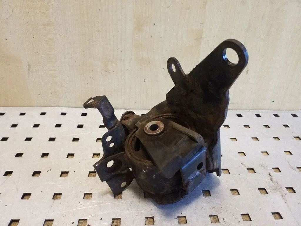 Engine mount bracket – left
