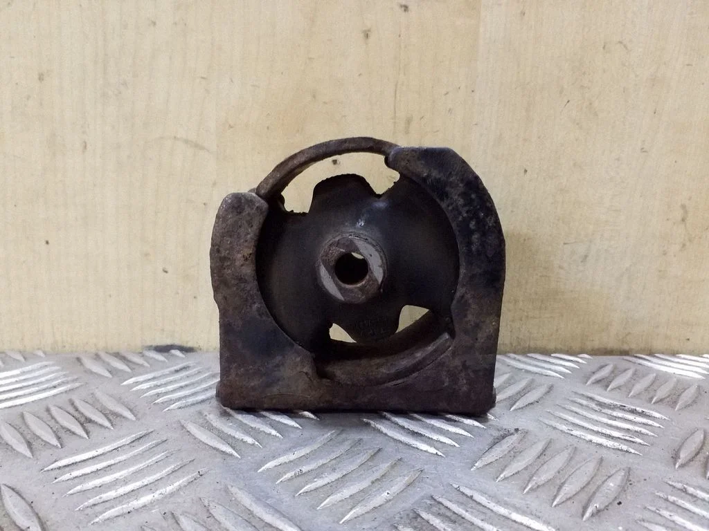 Engine mount bracket – front