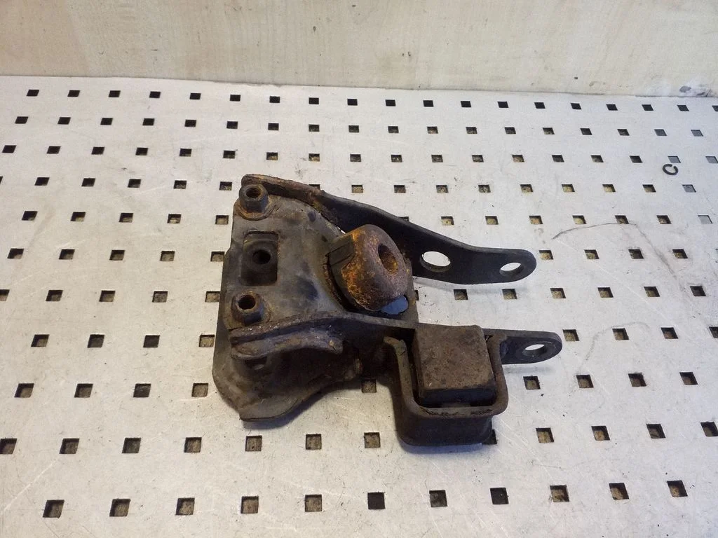 Engine mount bracket – Toyota Prius (XW20) (2003-2009)