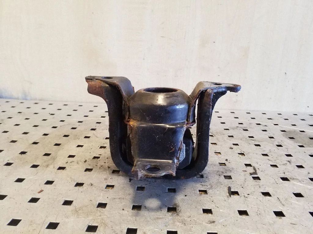Engine mount bracket