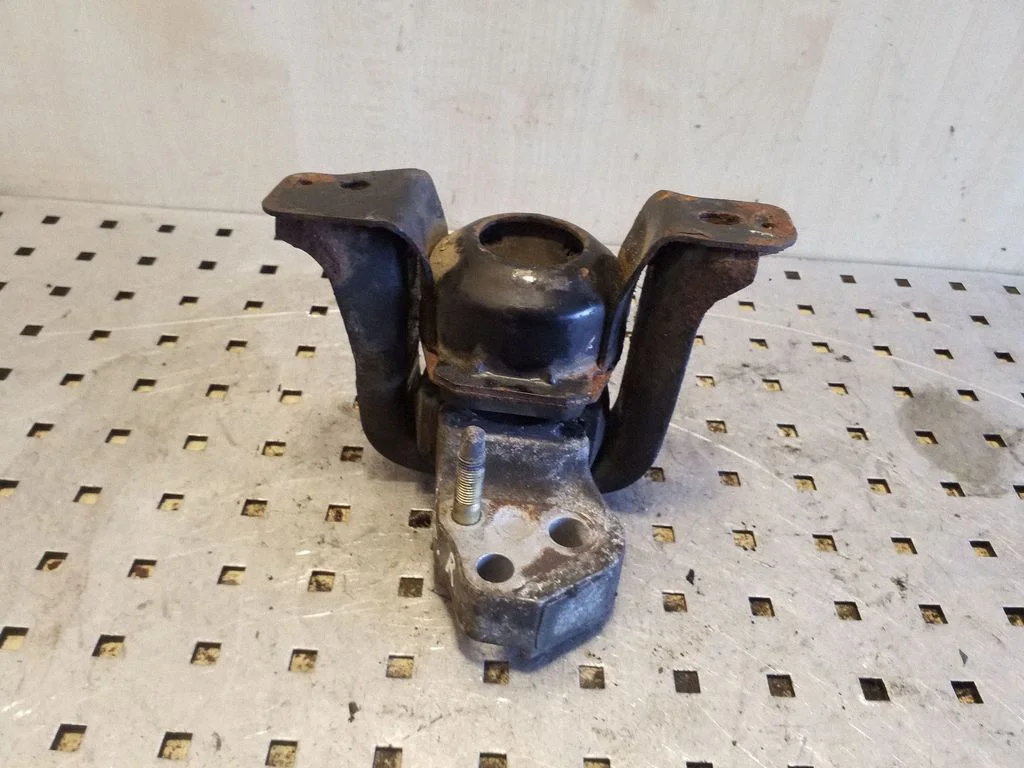 Engine mount bracket