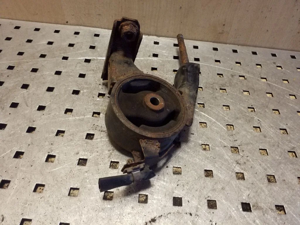 Engine mount bracket