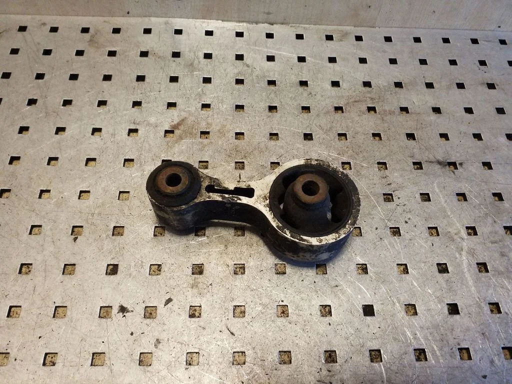 Engine mount bracket