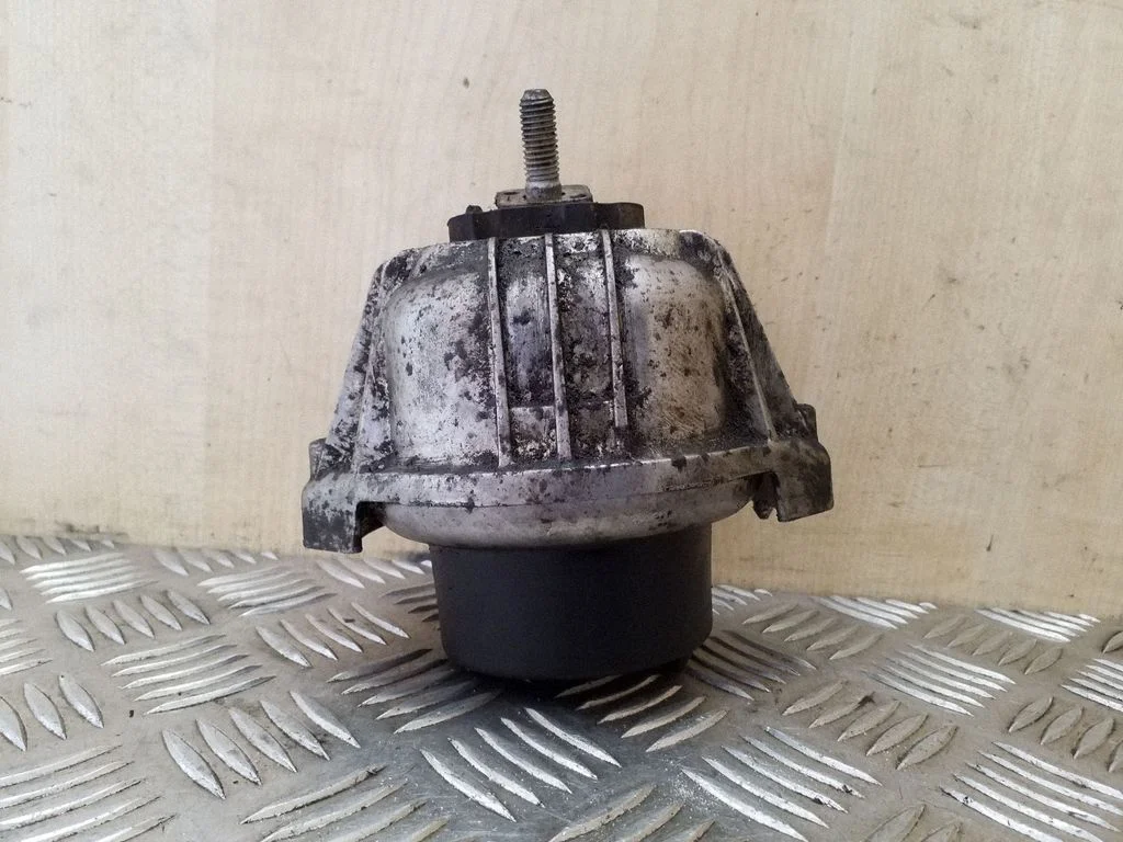 Engine mount bracket 13981112