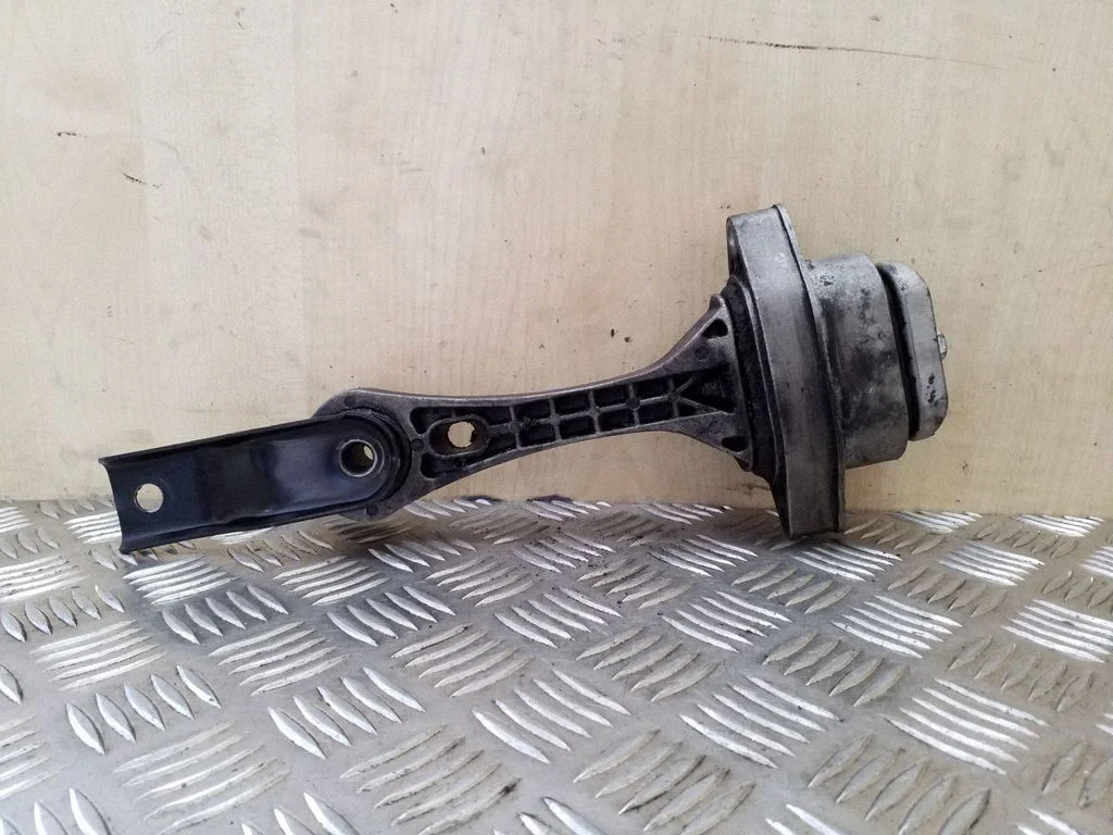 Engine mount bracket