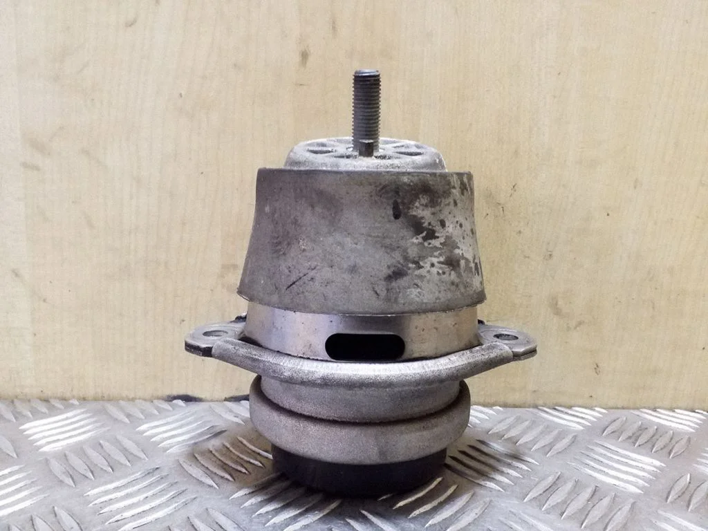 Engine mount bracket 7P6199131