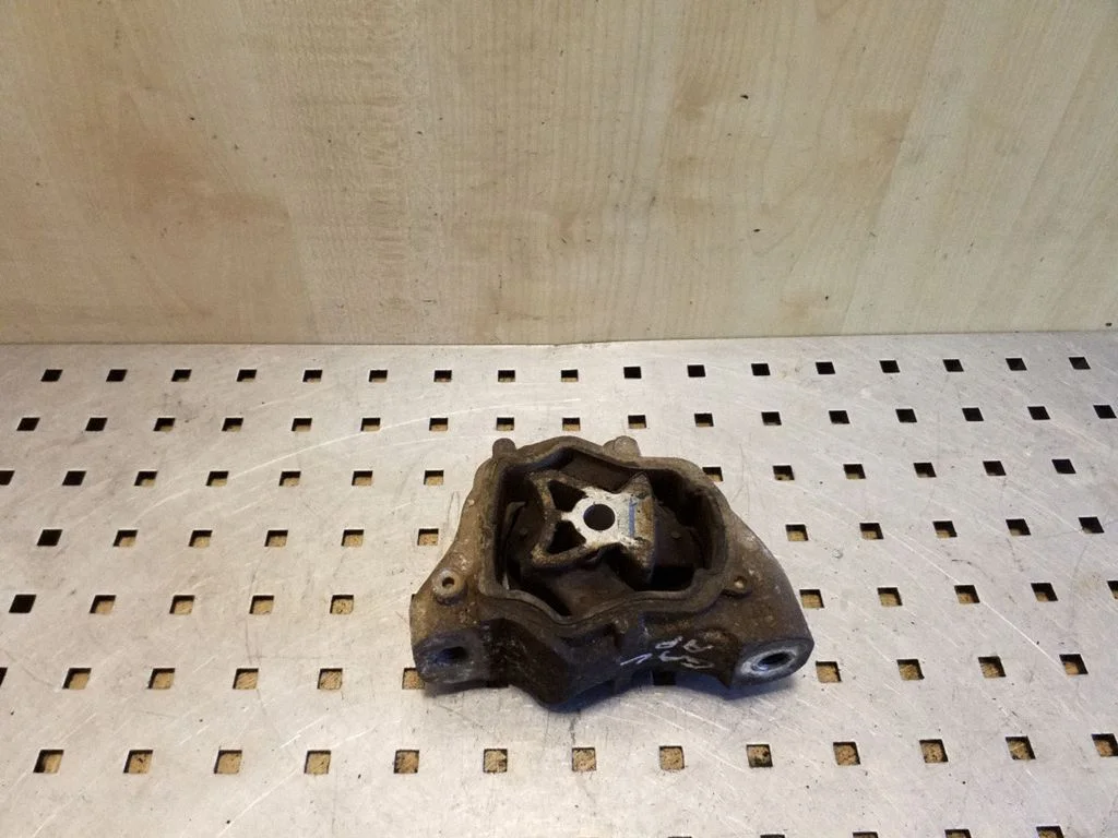 Engine mount bracket – Volvo XC70 (2008-2013)