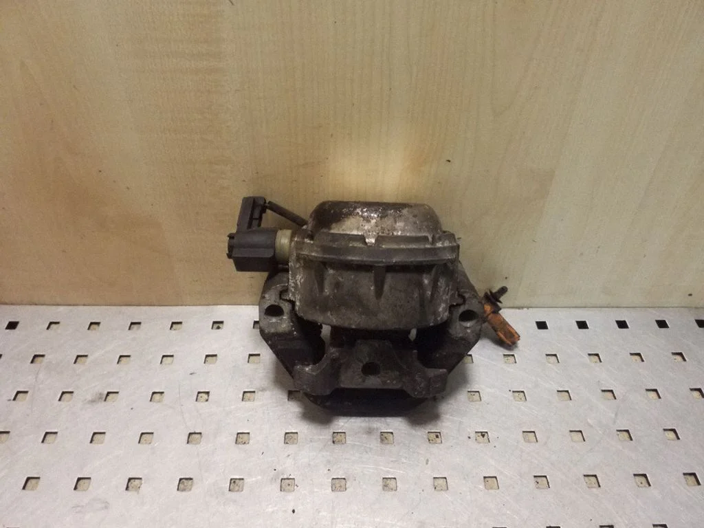 Engine mount bracket
