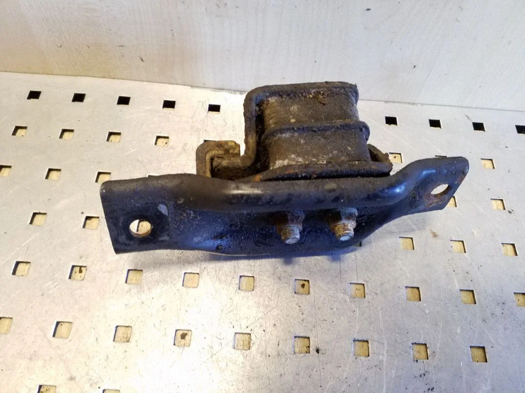 Engine mount bracket