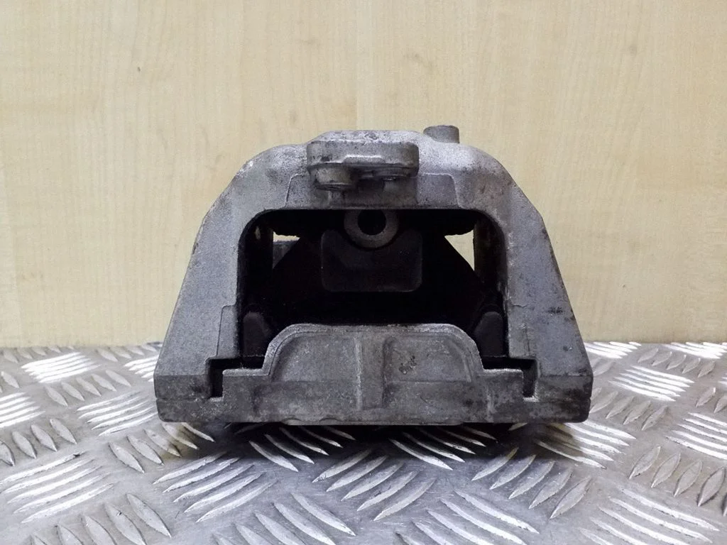 Dzinēja spilvens – Skoda Octavia Mk2 (1Z) (2004-2013)
