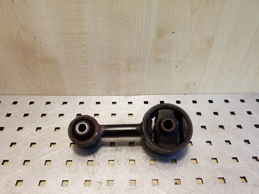 Engine mount bracket 219822S000