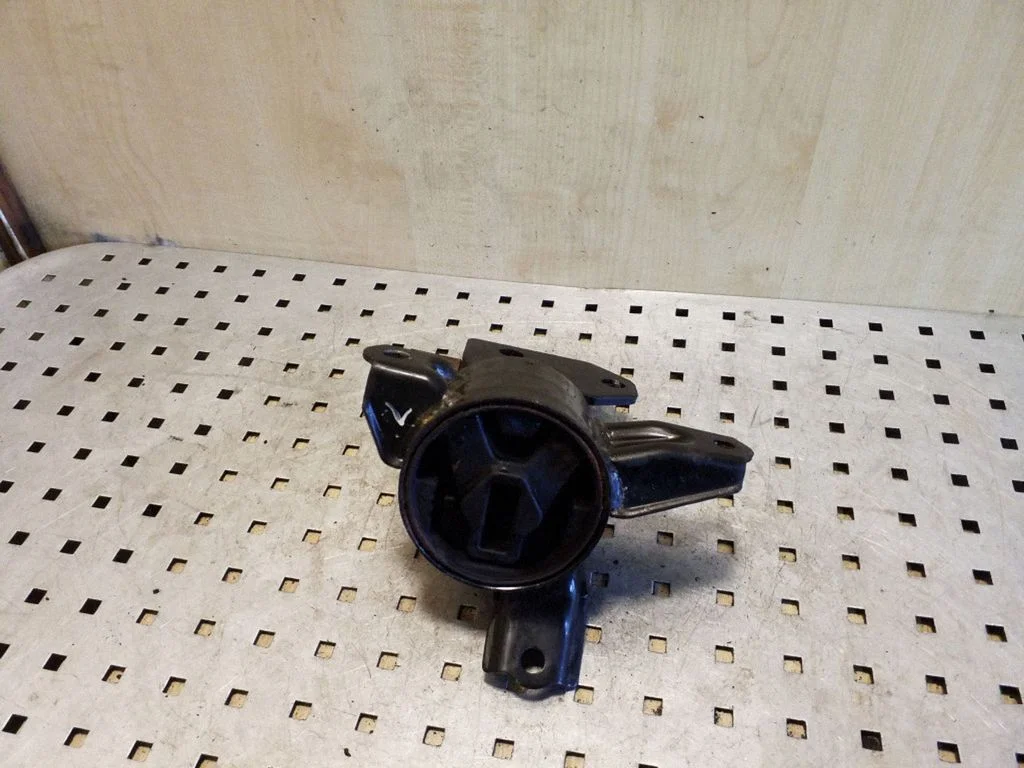 Engine mount bracket – left