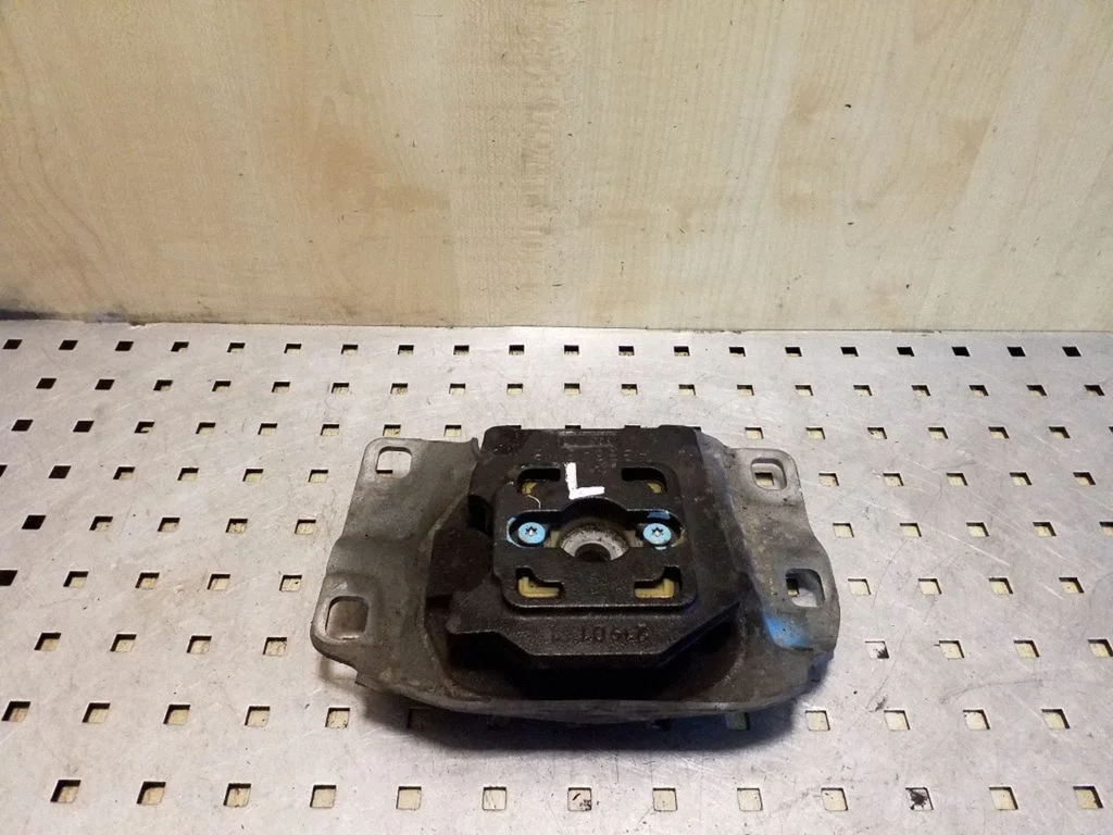 Engine mount bracket V617M121