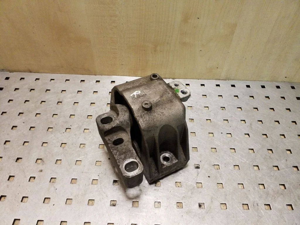 Dzinēja spilvens – Volkswagen Golf IV (1998-2005)