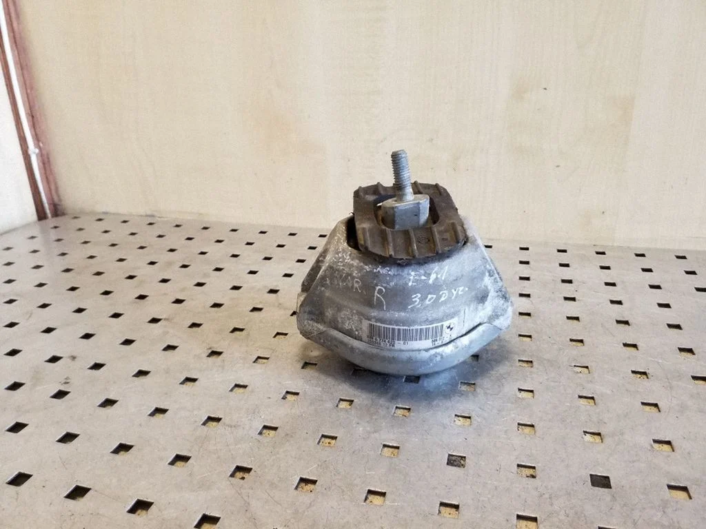 Engine mount bracket 677462001