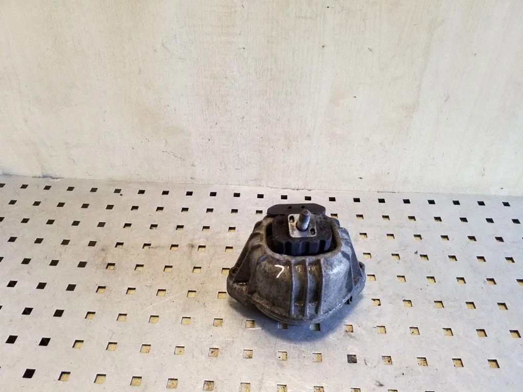 Engine mount bracket 13981112
