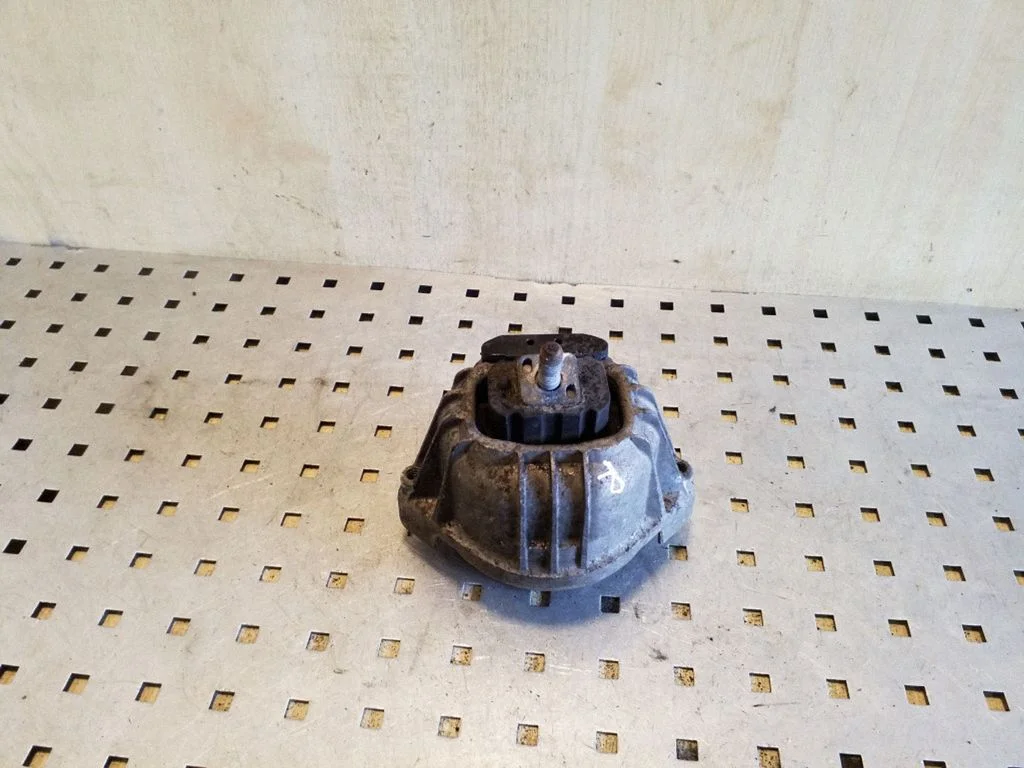 Engine mount bracket 13981112